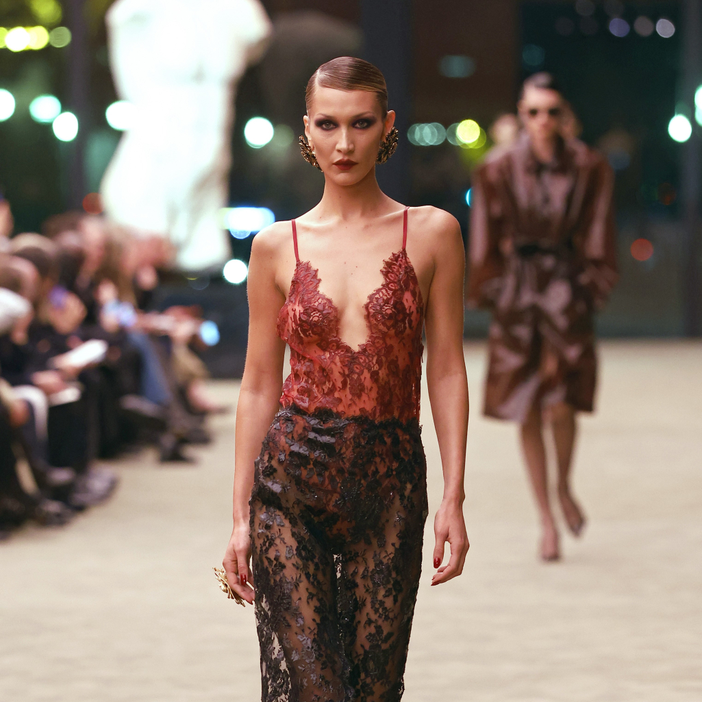 60 χρόνια από το εμβληματικό «Le Smoking», ο Anthony Vaccarello αναδεικνύει τη σύγχρονη σιλουέτα και τον αισθησιασμό του σήμερα