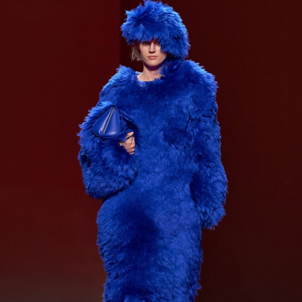 Η Louise Trotter εστίασε στα παλτό του οίκου Bottega Venetta και δημιούργησε μια συλλογή ύμνο στη δεξιοτεχνία