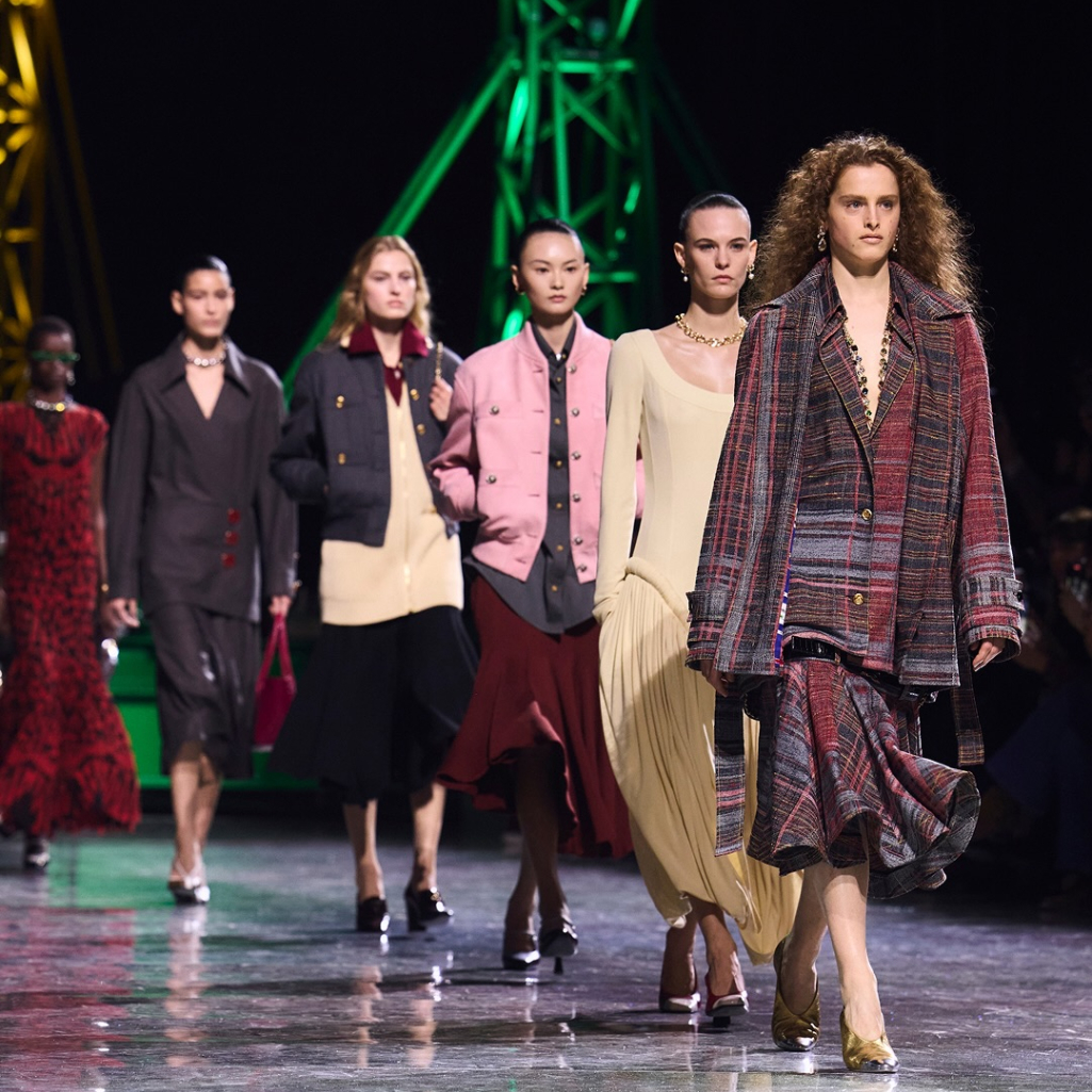 Το νέο σύμπαν της Chanel έχει τις υφές και τα χρώματα του Matthieu Blazy