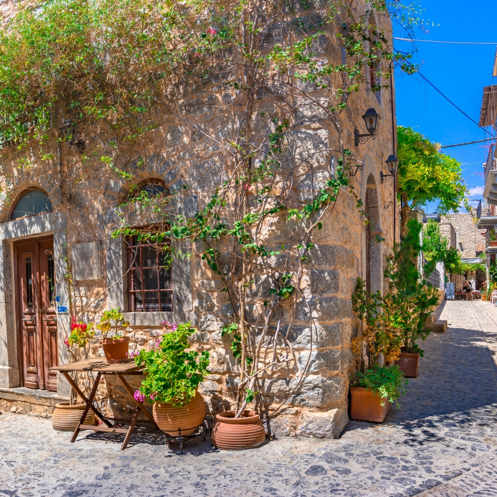 Χίος: Πάσχα με άρωμα μαστίχας και φαντασμαγορικά έθιμα