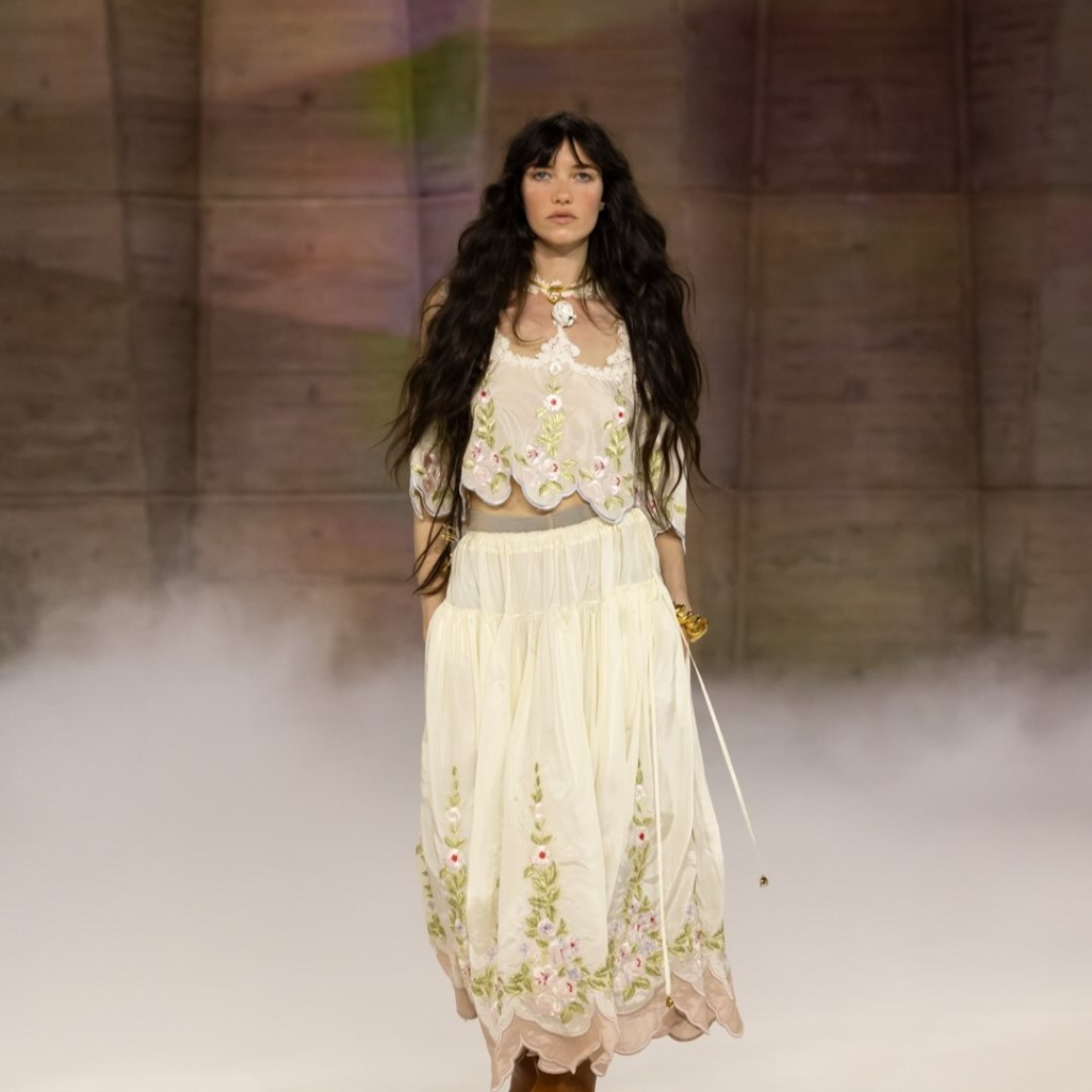 Εβδομάδα Μόδας Παρίσι: Από τον ρομαντισμό της Chloé στον σουρεαλισμό του οίκου Schiaparelli και τη δυστοπία του Rik Owens