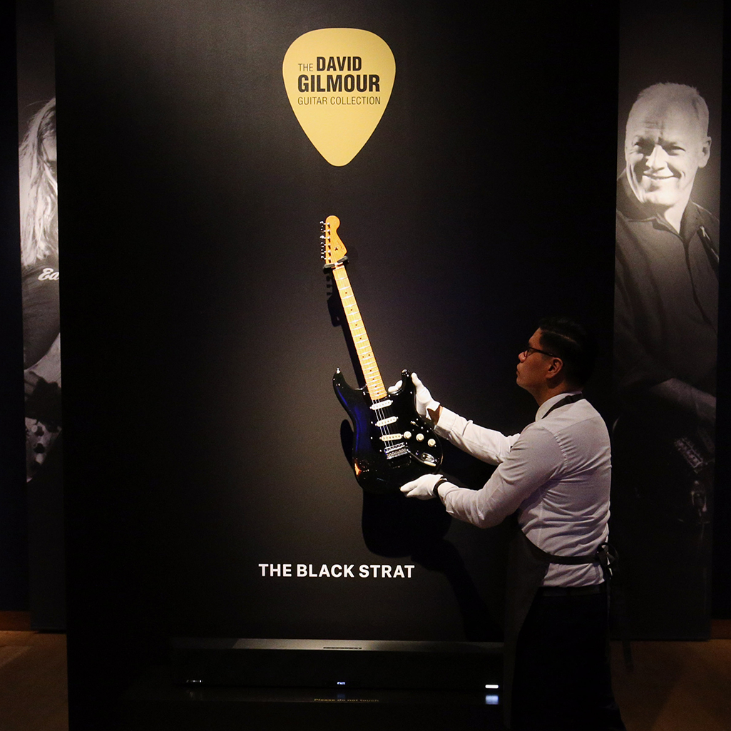 Η θρυλική κιθάρα «Black Strat» του Ντέιβιντ Γκίλμουρ έσπασε κάθε ρεκόρ - Το αστρονομικό ποσό που πωλήθηκε