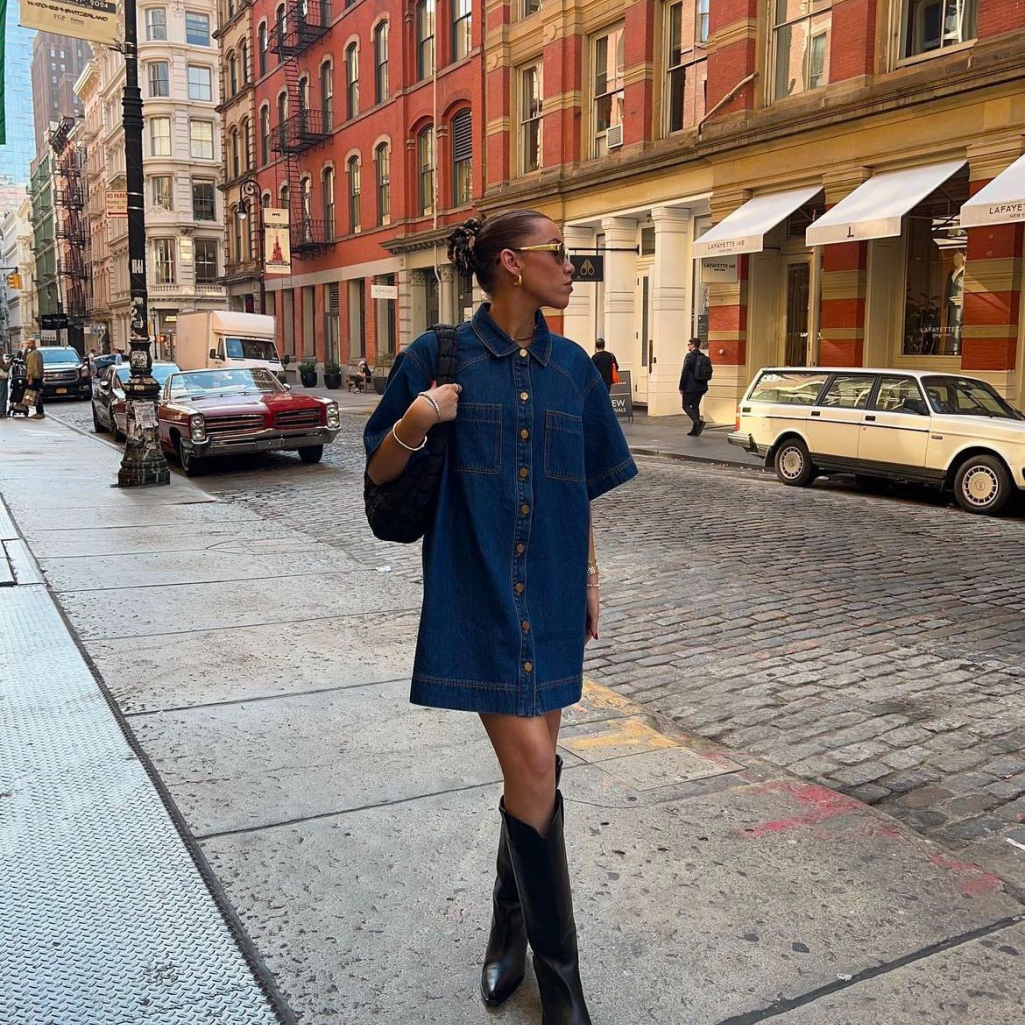 Βρήκαμε τo denim φόρεμα από τα Marks & Spencer που θα φοράς συνέχεια την άνοιξη – Ταιριάζει με sneakers και κομψά φλατ