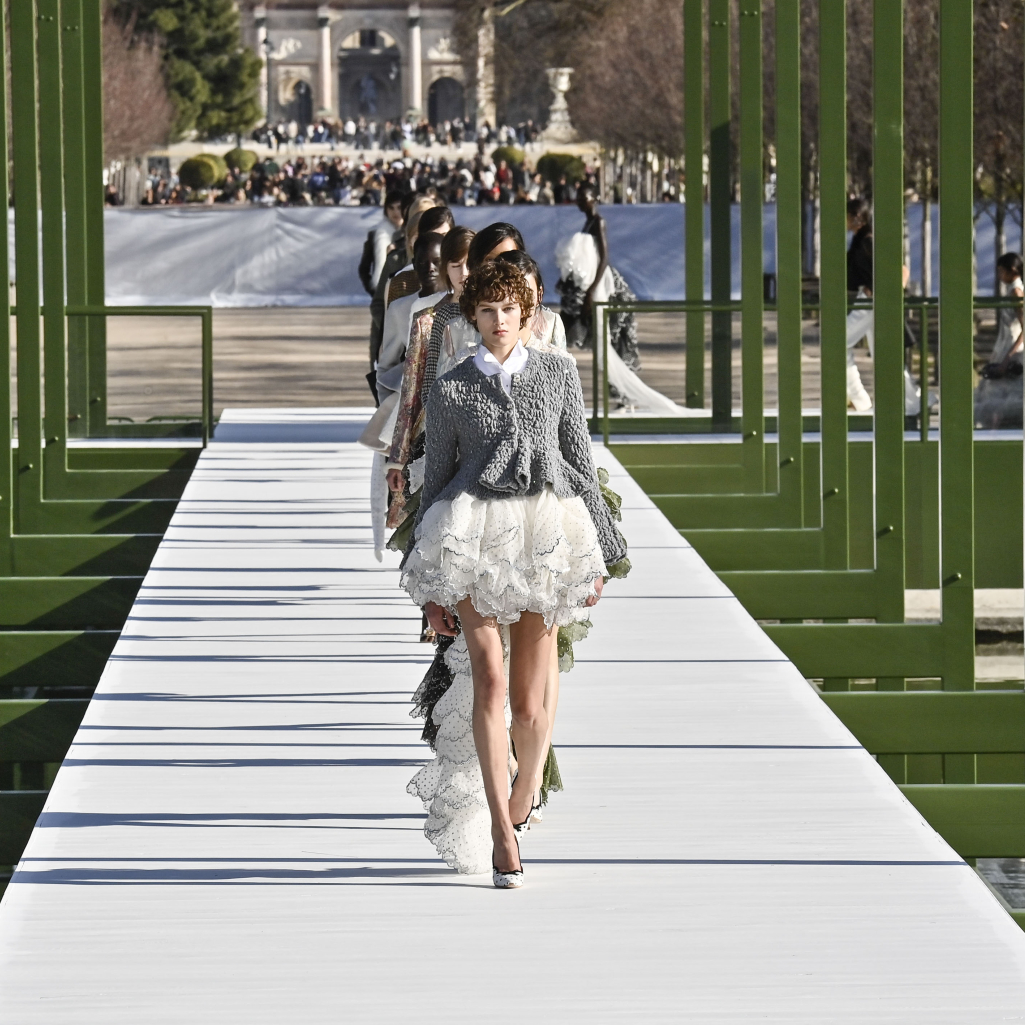 O Τζόναθαν Άντερσον μετέτρεψε έναν ρομαντικό περίπατο στο πάρκο, σε ένα show γεμάτο ρομαντισμό