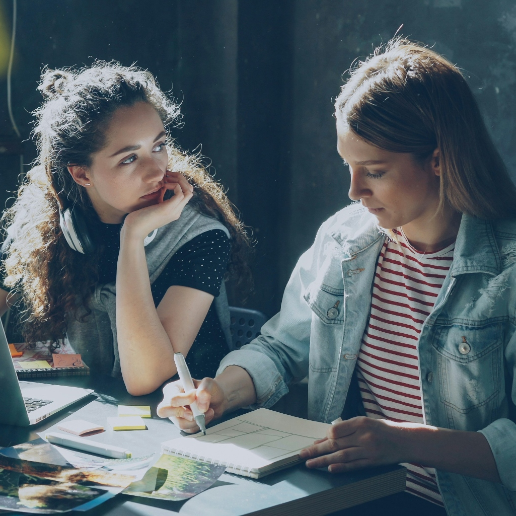 Job hugging: Γιατί δεν παραιτείται πια κανείς από τη δουλειά του;