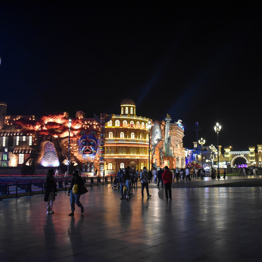 «Bλέπουμε Φιλαράκια και Premier League»: Πώς μένουν ψύχραιμοι οι εργαζόμενοι στο Ντουμπάι