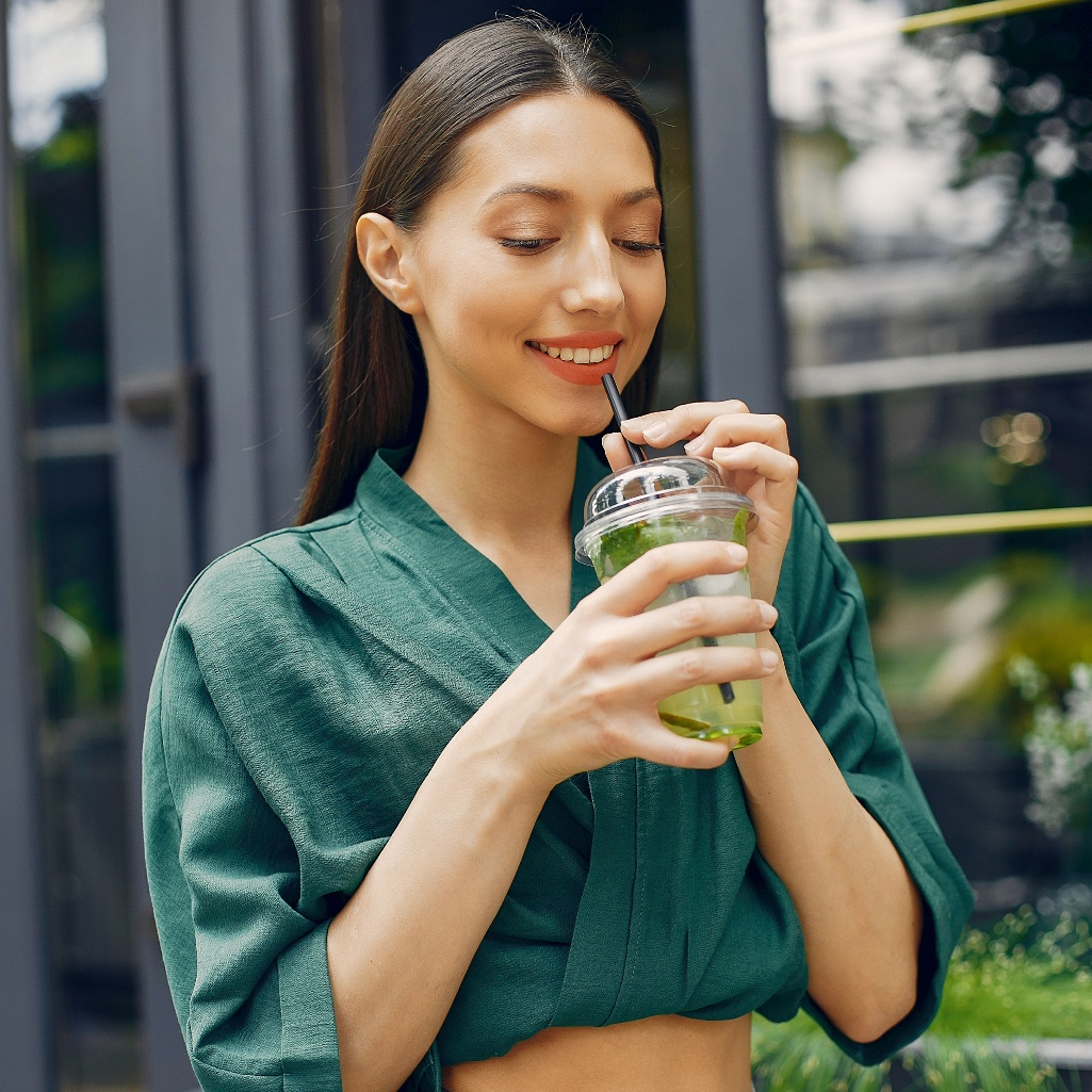 Μπορούμε πραγματικά να αποτοξινωθούμε από τα μικροπλαστικά; 