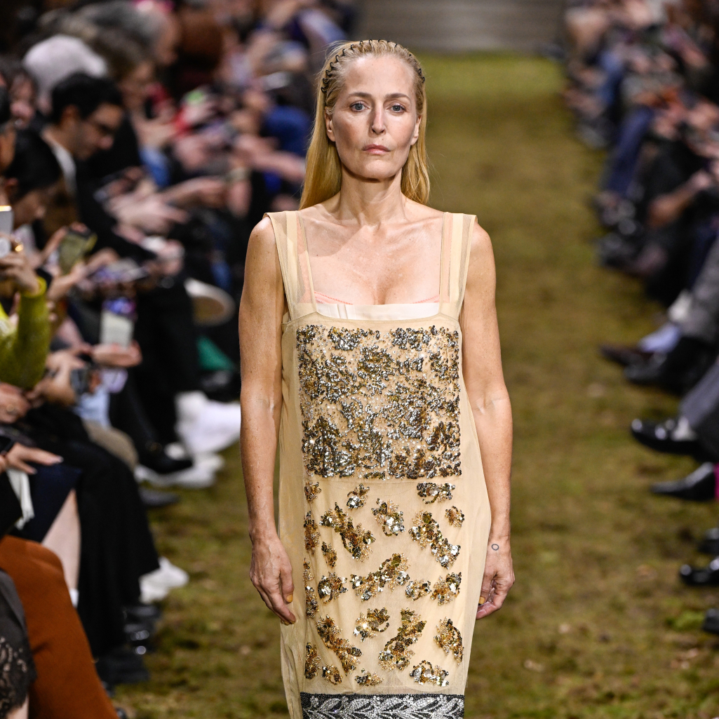 Η Τζίλιαν Άντερσον σε ρόλο μοντέλου – Έκλεισε το show της Miu Miu και εντυπωσίασε