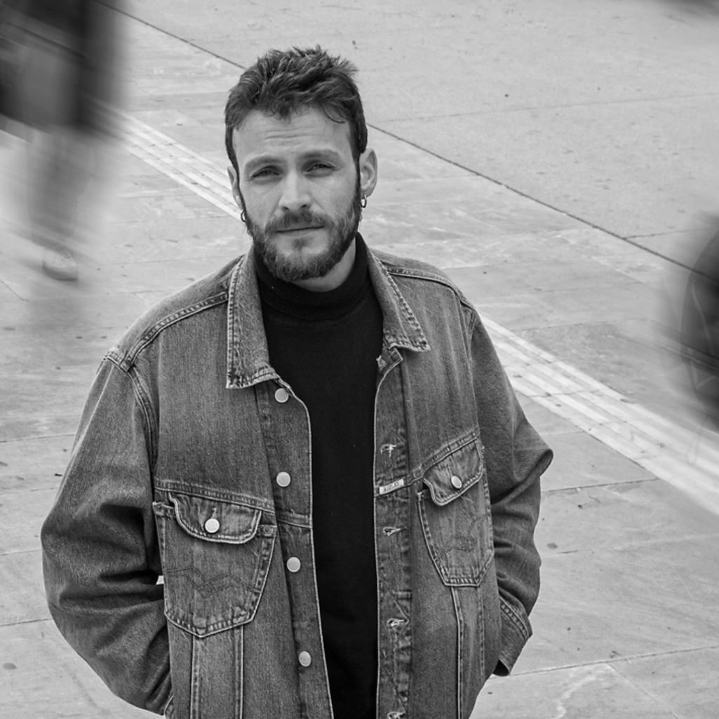 Γιώργος Μπένος: «Δεν ονειρεύομαι μεγάλους ρόλους, αλλά ρόλους που να τσαλακώνομαι»