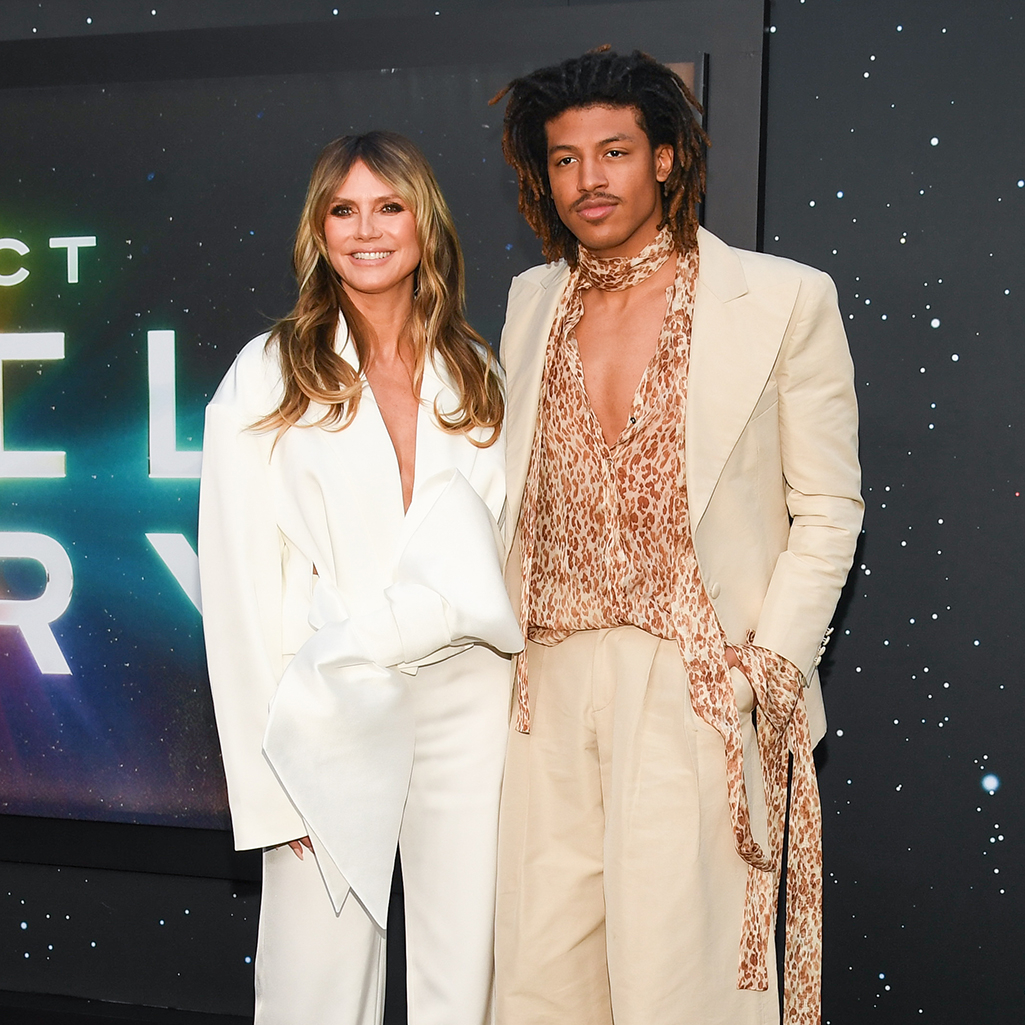 Χένρι Σάμουελ: Ποζάρει στο πλάι της μητέρας του, Χάιντι Κλουμ - Εντυπωσίασαν στο κόκκινο χαλί