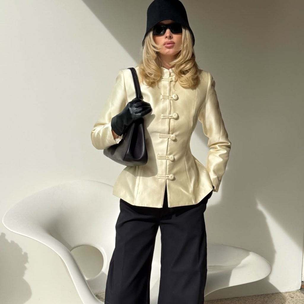 Το jacket που βλέπουμε ξαφνικά παντού και όλες οι ενημερωμένες γυναίκες της μόδας προσθέτουν στη συλλογή τους