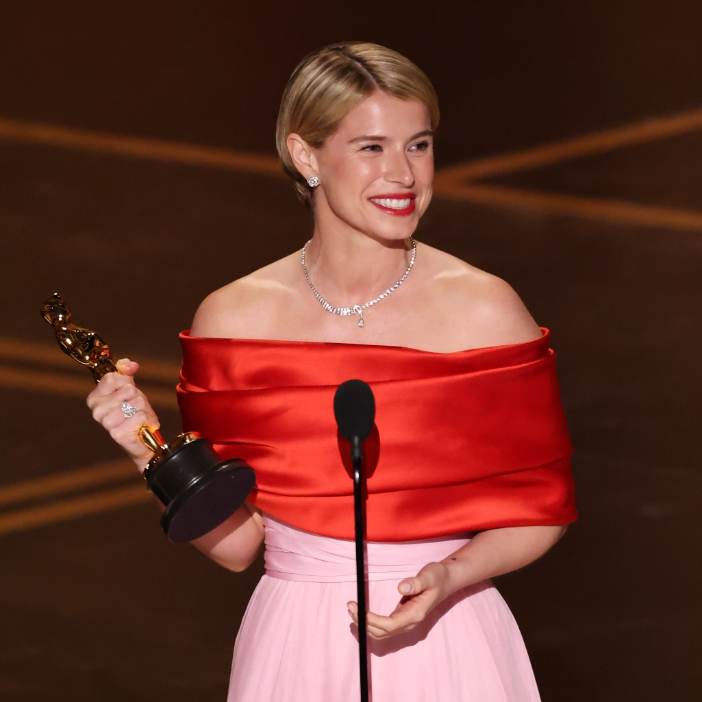 H Τζέσι Μπάκλεϊ κέρδισε το Όσκαρ του Α’ Γυναικείου - “Το αφιερώνω στο όμορφο χάος της καρδιάς μιας μητέρας”