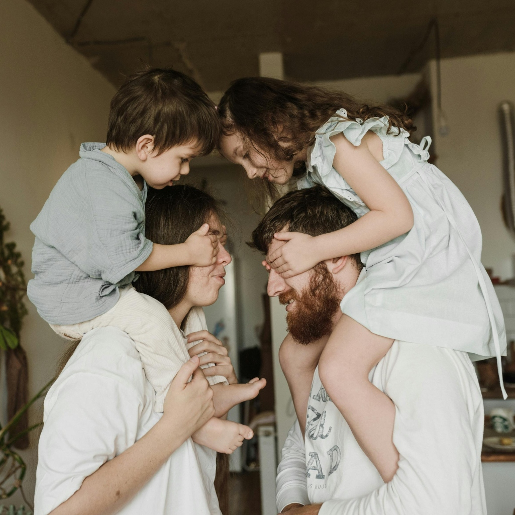 Γιατί η συναισθηματική ασφάλεια είναι το κλειδί για να μεγαλώσουν οι γονείς ευτυχισμένα παιδιά