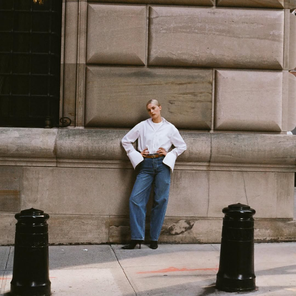 4 λεκέδες που δεν πρέπει να ξεπλύνεις ποτέ με ζεστό νερό κι όμως το κάνεις συνέχεια και καταστρέφεις τα ρούχα σου