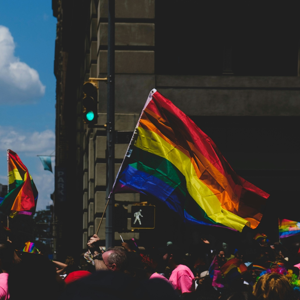 Ουγγαρία: Οι τρεις νόμοι κατά της ΛΟΑΤΚΙ+ κοινότητας που προκάλεσαν έντονες αντιδράσεις στην Ευρώπη