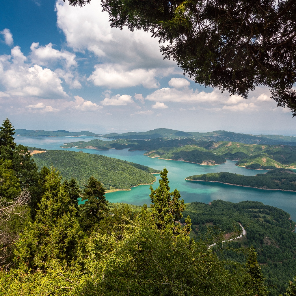 Πάσχα στη Λίμνη Πλαστήρα: Έθιμα και μαγευτικές ανοιξιάτικες διαδρομές