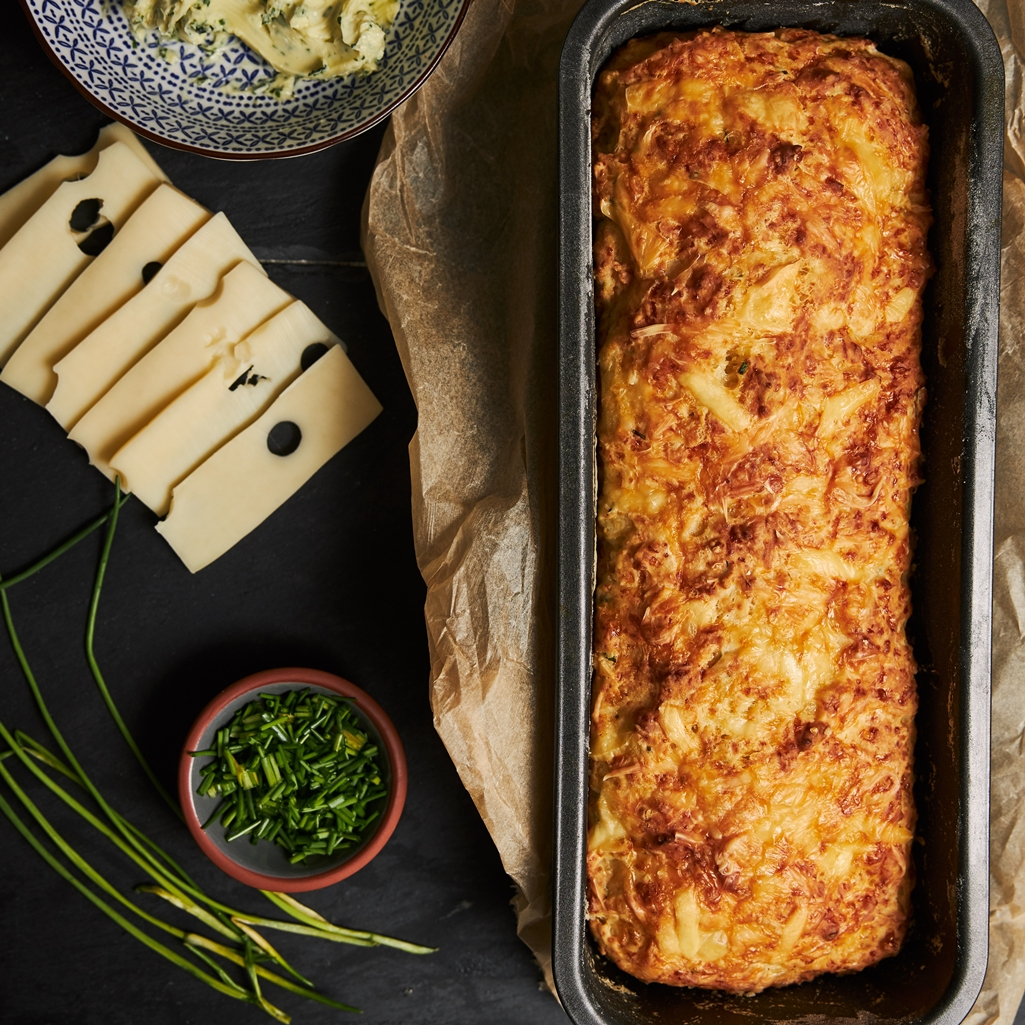 Εύκολο αλμυρό κέικ με τυρί και κολοκυθάκια στο air fryer 