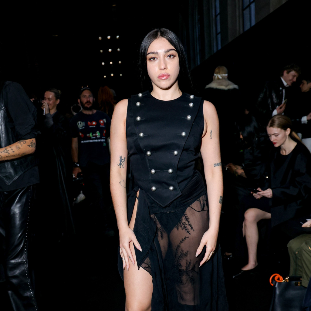 Λούρδη Λεόν: Η κόρη της Μαντόνα επανέφερε την τάση no bra στην Εβδομάδα Μόδας του Παρισιού – H braless εμφάνιση με διάφανο φόρεμα