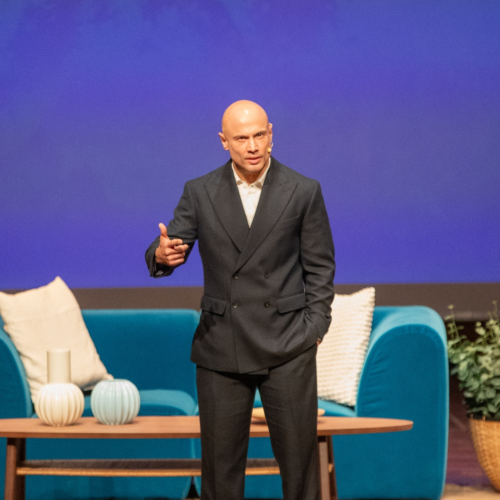 Ο Μάνος Χατζημαλωνάς στο "Είμαι Εδώ Για Εσένα" 2026: «Για μένα γυναίκα σημαίνει αφετηρία και προορισμός»