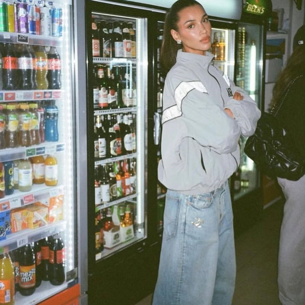 Το απρόσμενο πανωφόρι που κυριαρχεί τώρα έρχεται από τα '80s και είναι ευέλικτο και cool