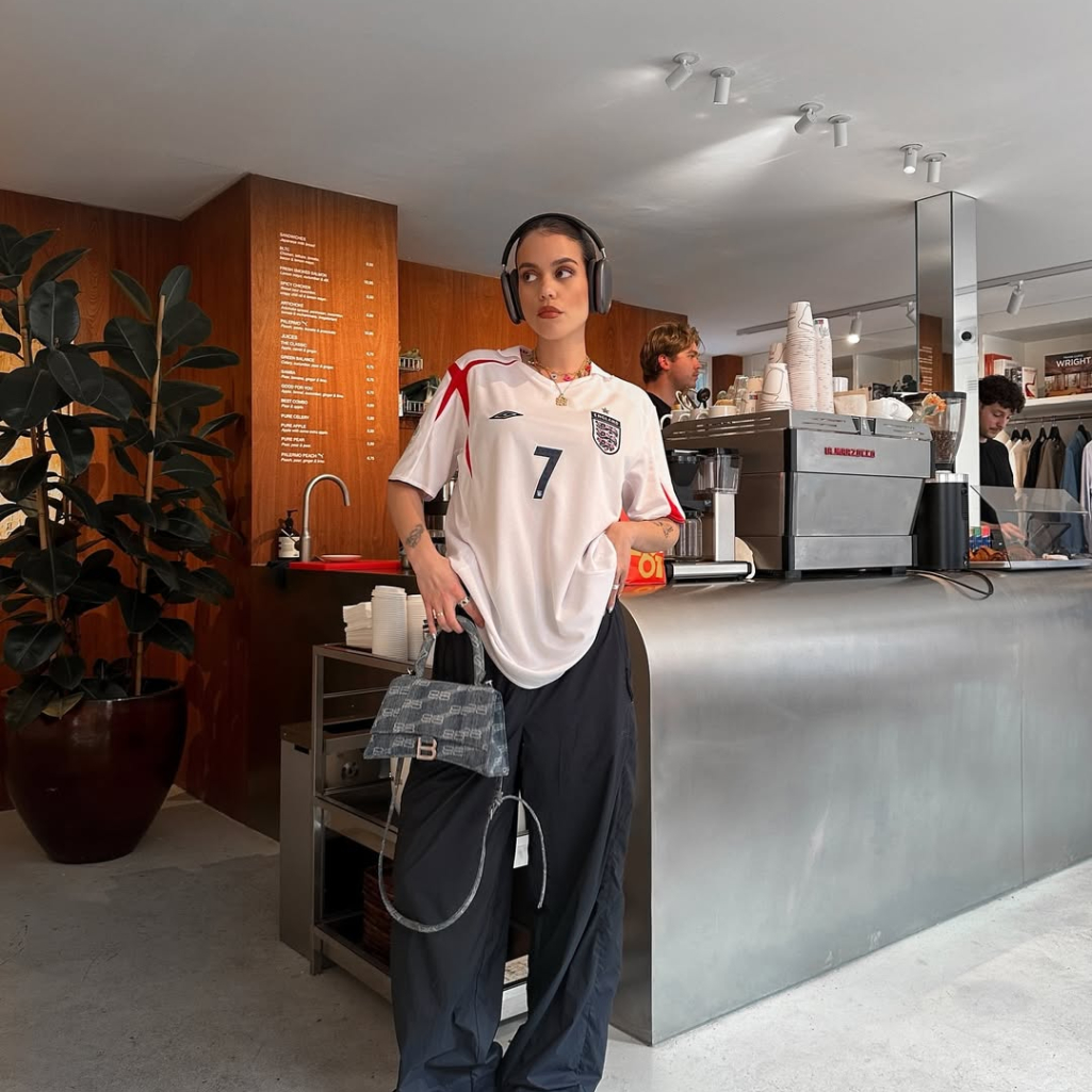 Μπορεί μια ποδοσφαιρική μπλούζα να φορεθεί με στιλ; Ναι και θέλουμε να αντιγράψουμε αυτά τα 10 looks