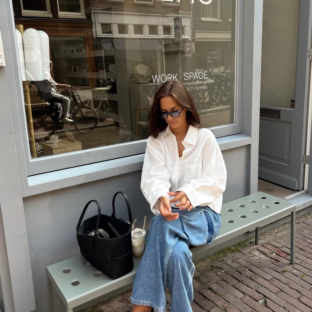 Τέλος στα βαρετά πουκάμισα: Οι επιλογές που θα φέρουν ρομαντικό twist στην ανοιξιάτικη γκαρνταρόμπα σου