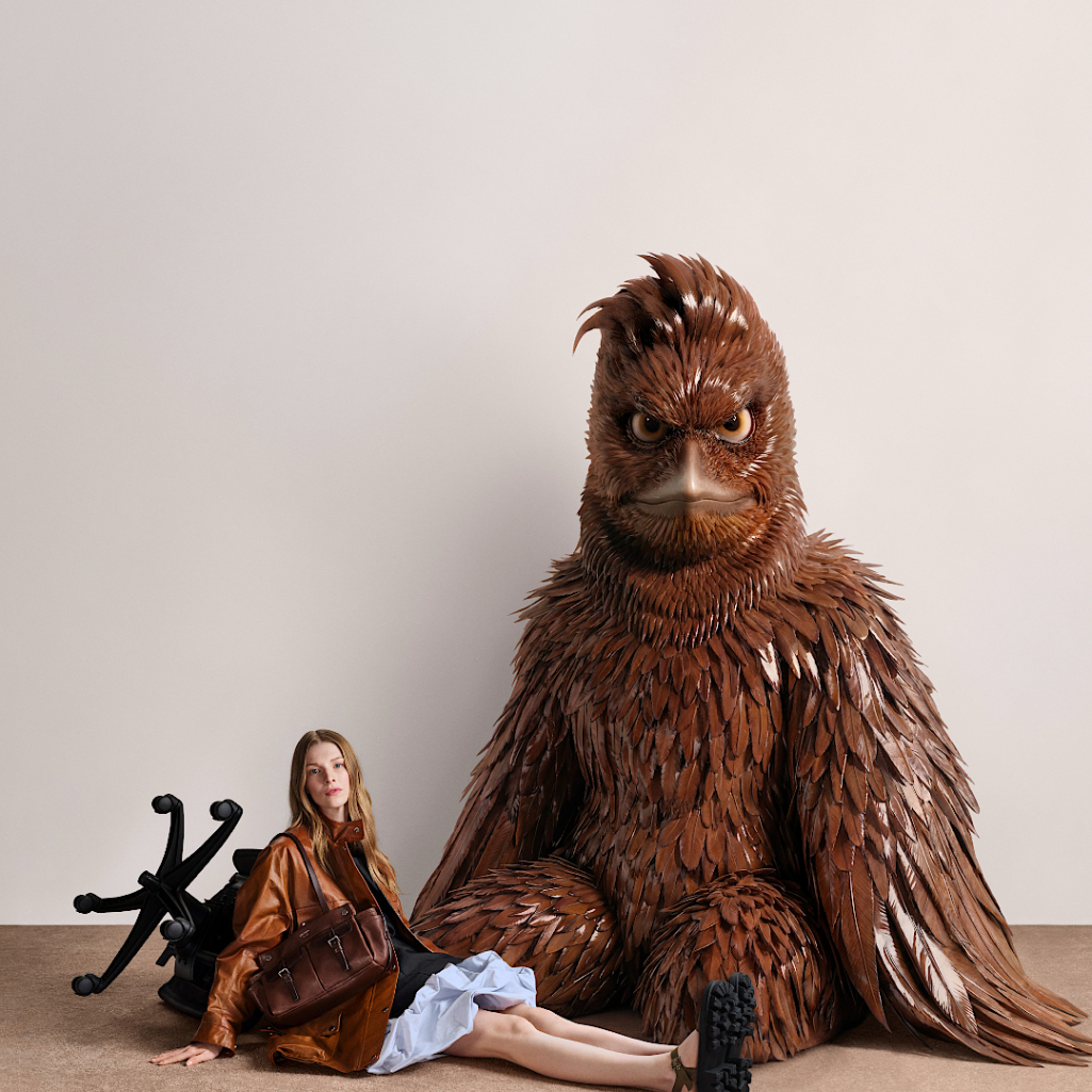 Η νέα καμπάνια του οίκου Prada παρουσιάζει ένα σύμπαν όπου η πραγματικότητα και η φαντασία συνυπάρχουν