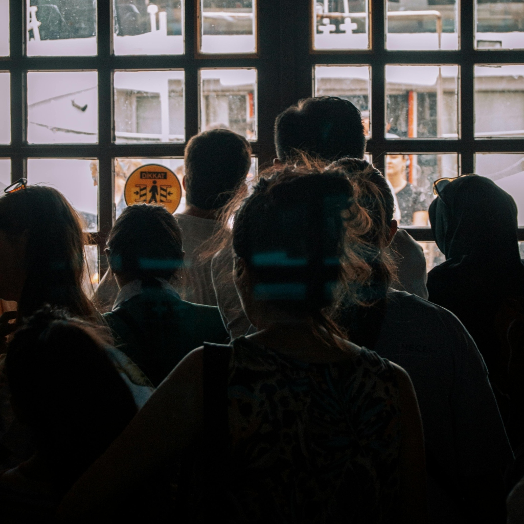 Νιώθεις άβολα, όταν στέκονται πολύ κοντά σου στην ουρά; Δεν είναι παράξενος, είσαι πανέξυπνος