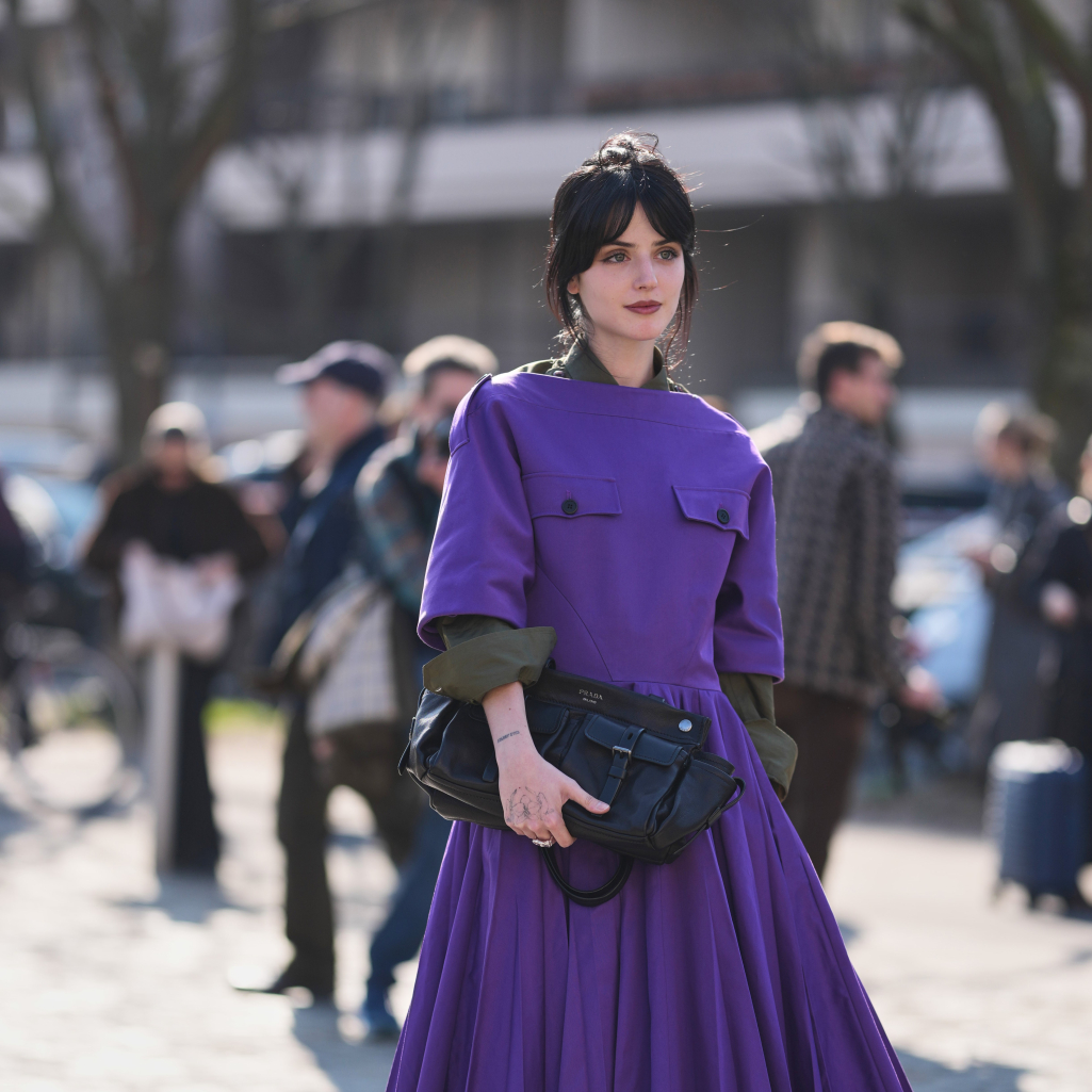 Tο χρώμα που θα αντικαταστήσει το λευκό είναι δυναμικό και πολυτελές – Πώς να το φορέσεις 