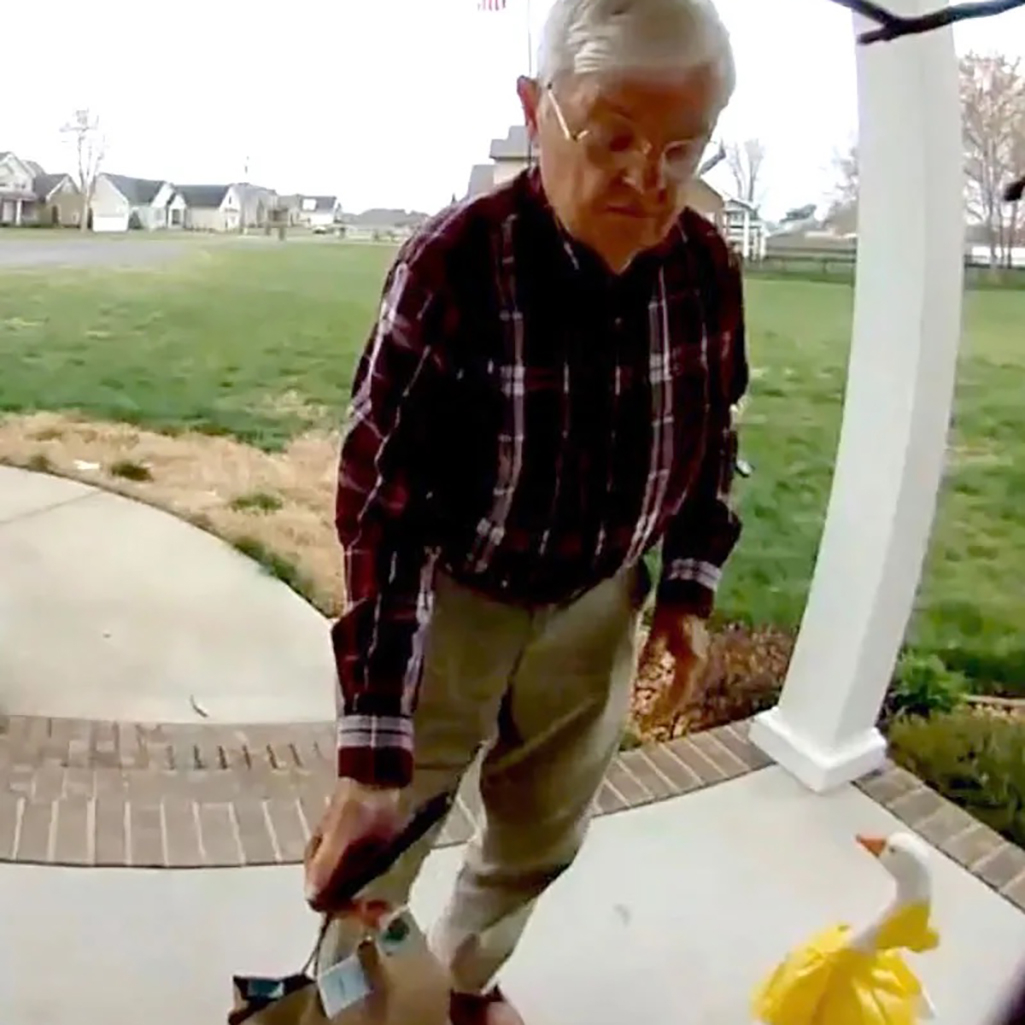 Η ιστορία του 78χρονου διανομέα που γύρισε στη συνταξιοδότηση χάρη σε viral βίντεο