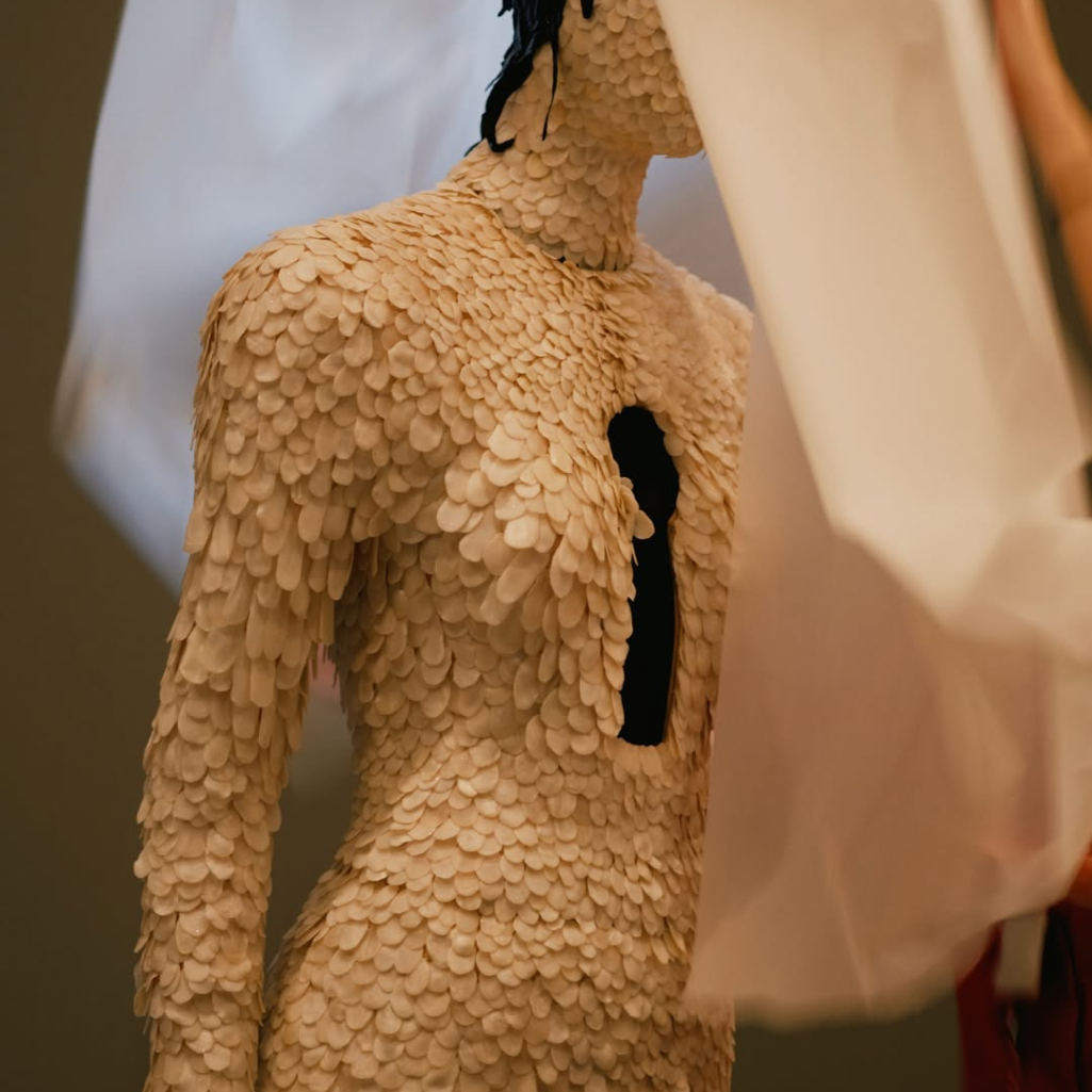 Όταν τέχνη και μόδα συγκρούονται προκύπτει το σουρεαλιστικό διήγημα της Έλσα Σκιαπαρέλι