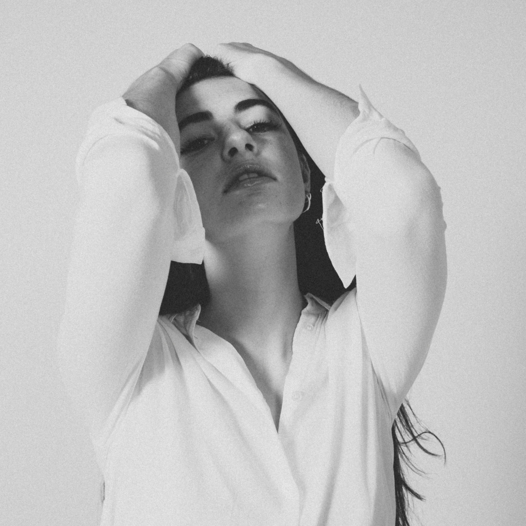 4 αδιάψευστα σημάδια ότι χαίρεται κρυφά με τις δυσκολίες σου - κι ας παριστάνει το αντίθετο 