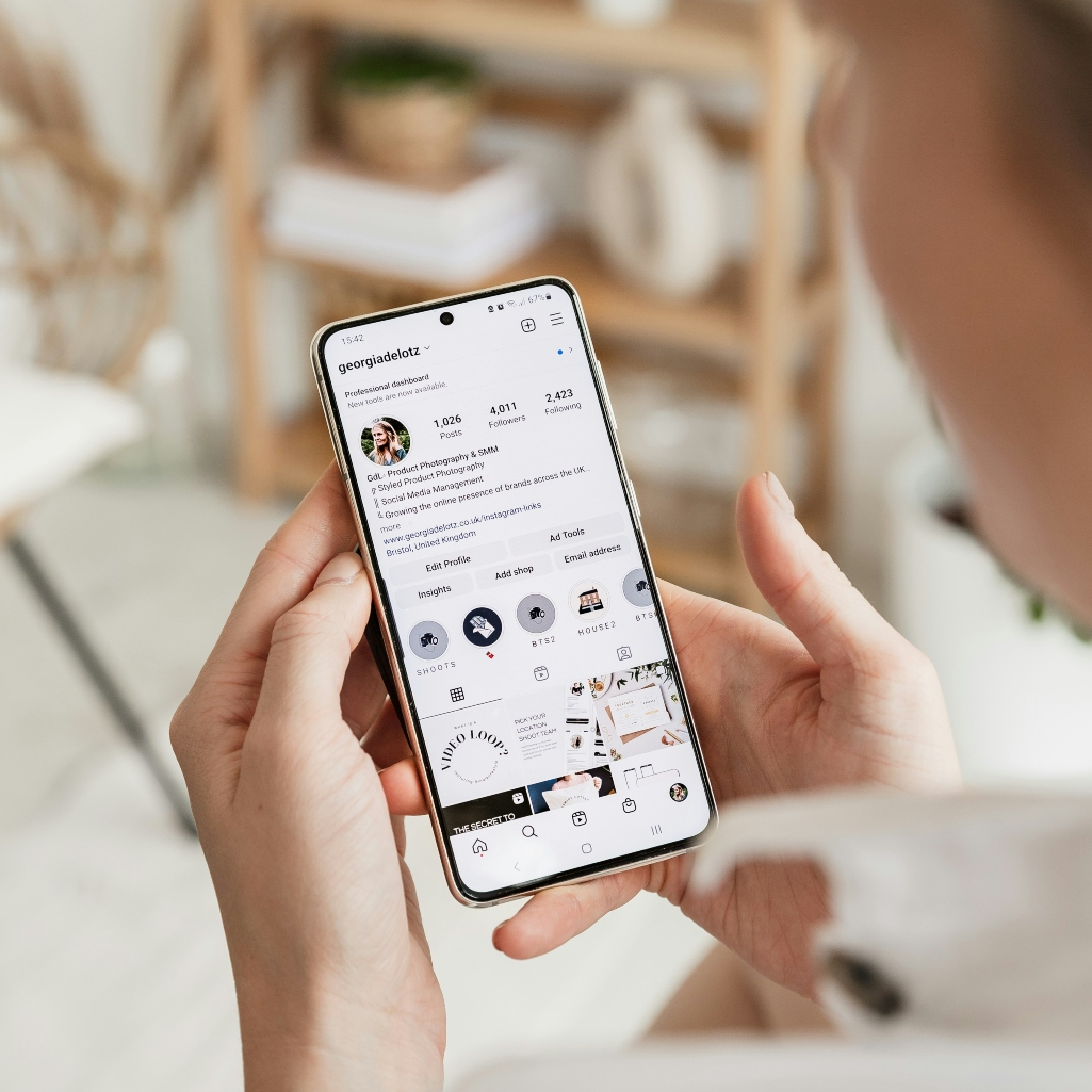 Παγκόσμια Ημέρα Ευτυχίας σήμερα, αλλά τα social media μας βυθίζουν κάθε ημέρα στη θλίψη - Νέα έκθεση