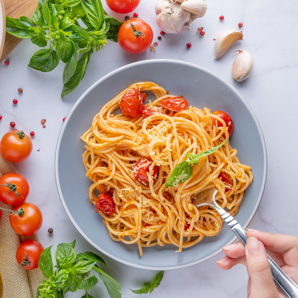 Εύκολα και πεντανόστιμα ζυμαρικά με ντομάτες, κόκκινη πιπεριά και φέτα στο air fryer