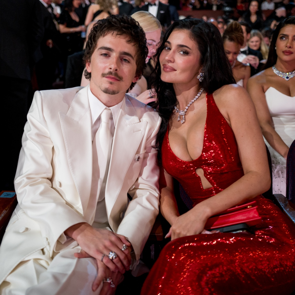 Oscars 2026: Η αμήχανη συνάντηση της Κάιλι Τζένερ με την αδερφή του Τιμοτέ Σαλαμέ - “Φαίνεται τόσο ψεύτικο”