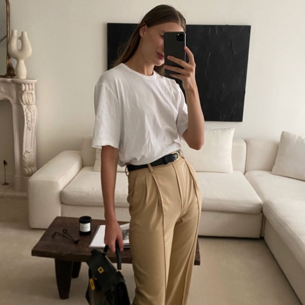 Πώς θα φορέσεις το λευκό t – shirt σαν fashion icon: Από το γραφείο μέχρι την έξοδο στην πόλη