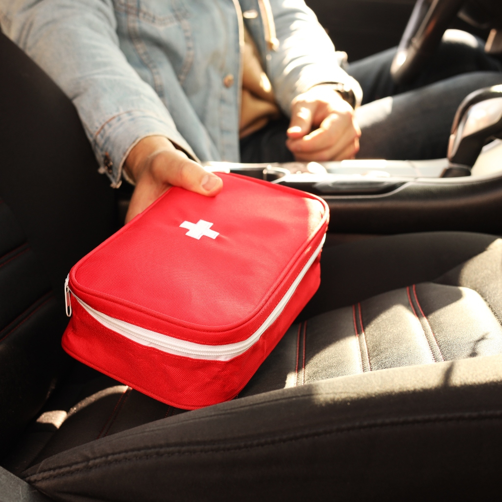 Τα 16 πράγματα που πρέπει να έχουμε στο φαρμακείο του αυτοκινήτου