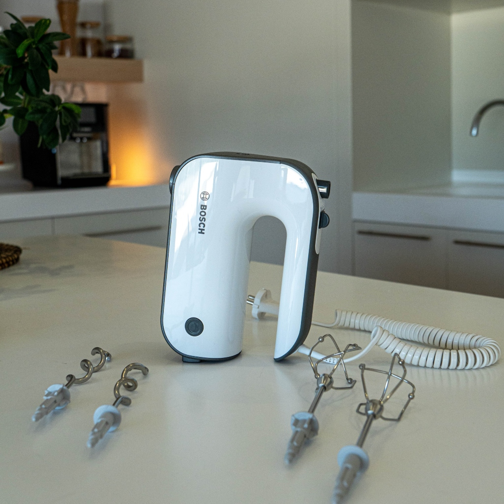 Αφράτη ατομική τυρόπιτα σε 5' που μοιάζει σαν να την πήρες απ’ έξω: Με τη δύναμη του Hand mixer Styline γίνεται