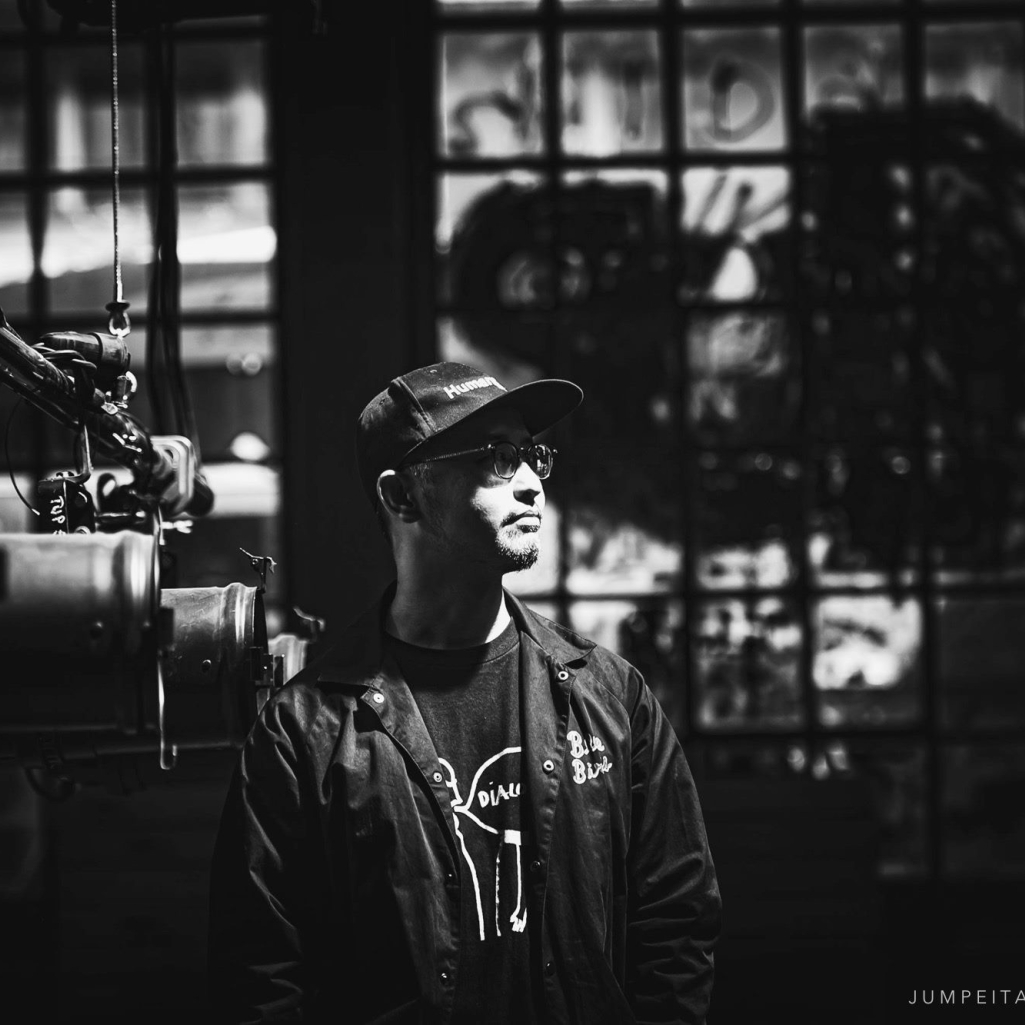 Ένα νεκροταφείο ρούχων και το βαρύ τίμημα της γρήγορης μόδας στο περιβάλλον - Ο Ιάπωνας σκηνοθέτης του «Dust to Dust», Kosai Sekine, στο JennyGr