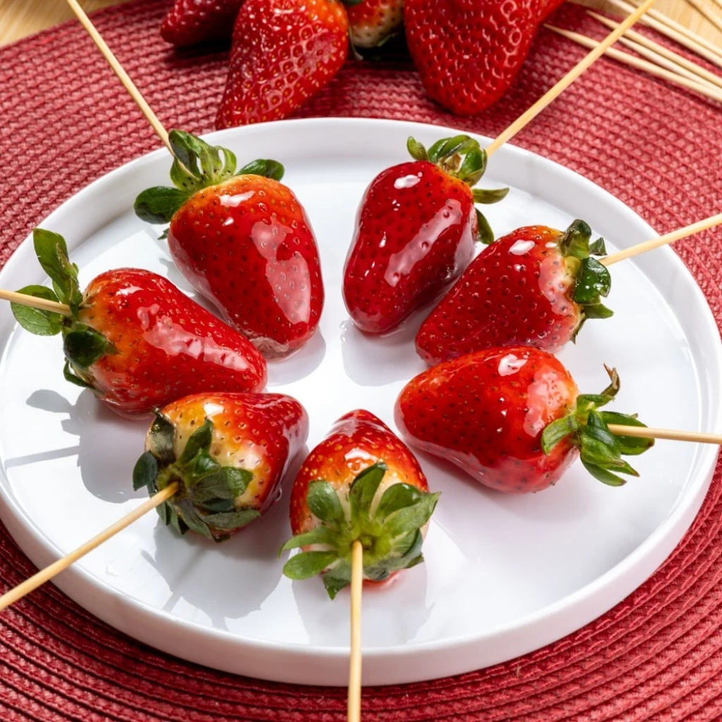 Το πιο viral γλυκό: Καραμελωμένες φράουλες με 3 μόνο υλικά