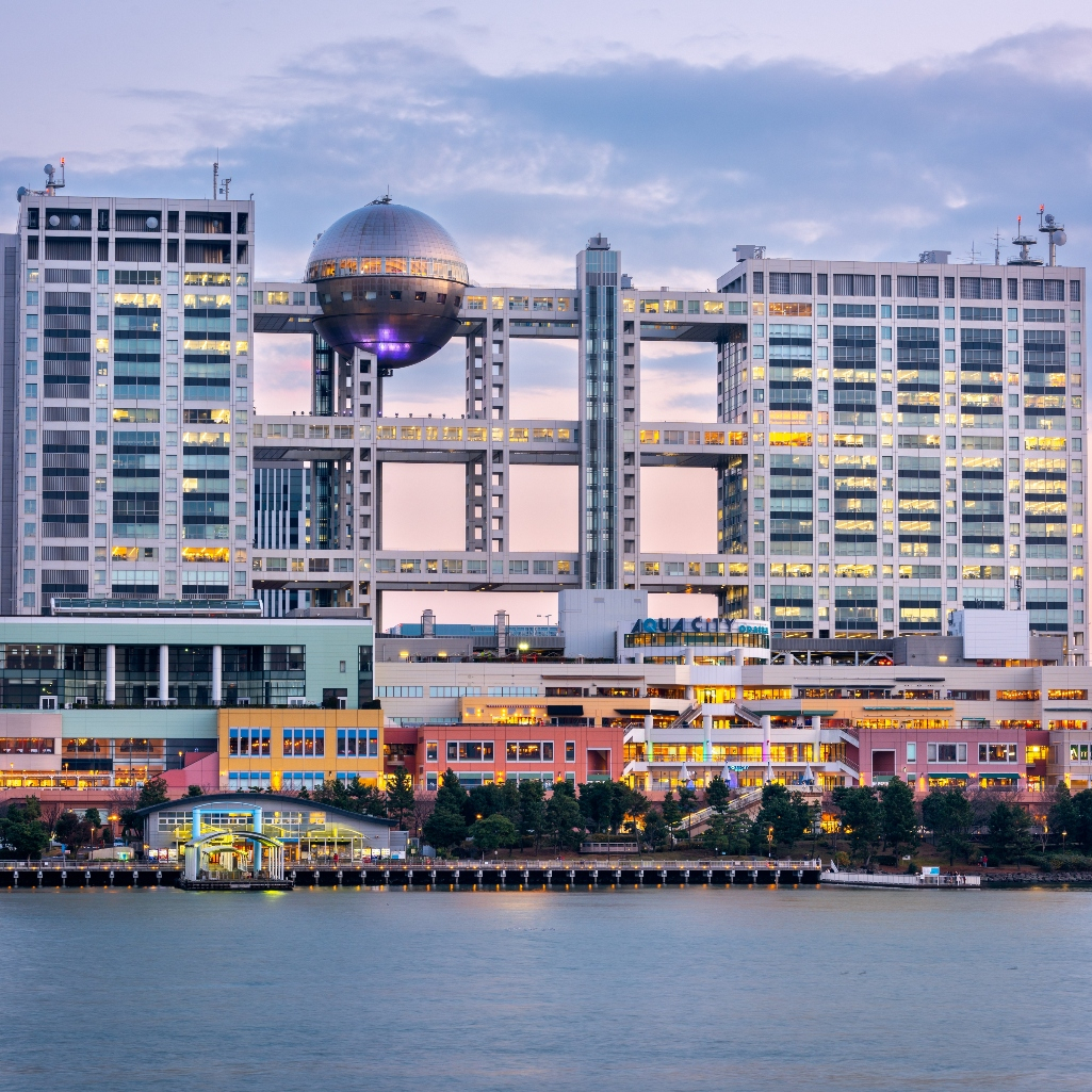 Το αρχιτεκτονικό θαύμα της Ιαπωνίας: Μια σφαίρα 1.200 τόνων ανάμεσα σε δύο ουρανοξύστες