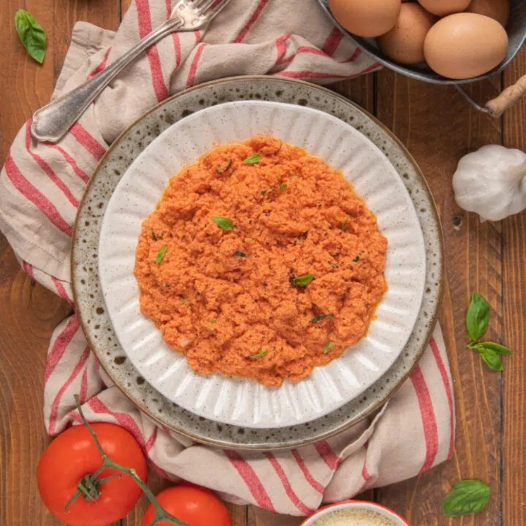 Μεσογειακή στραπατσάδα με ντομάτα γεμάτη γεύση και άρωμα