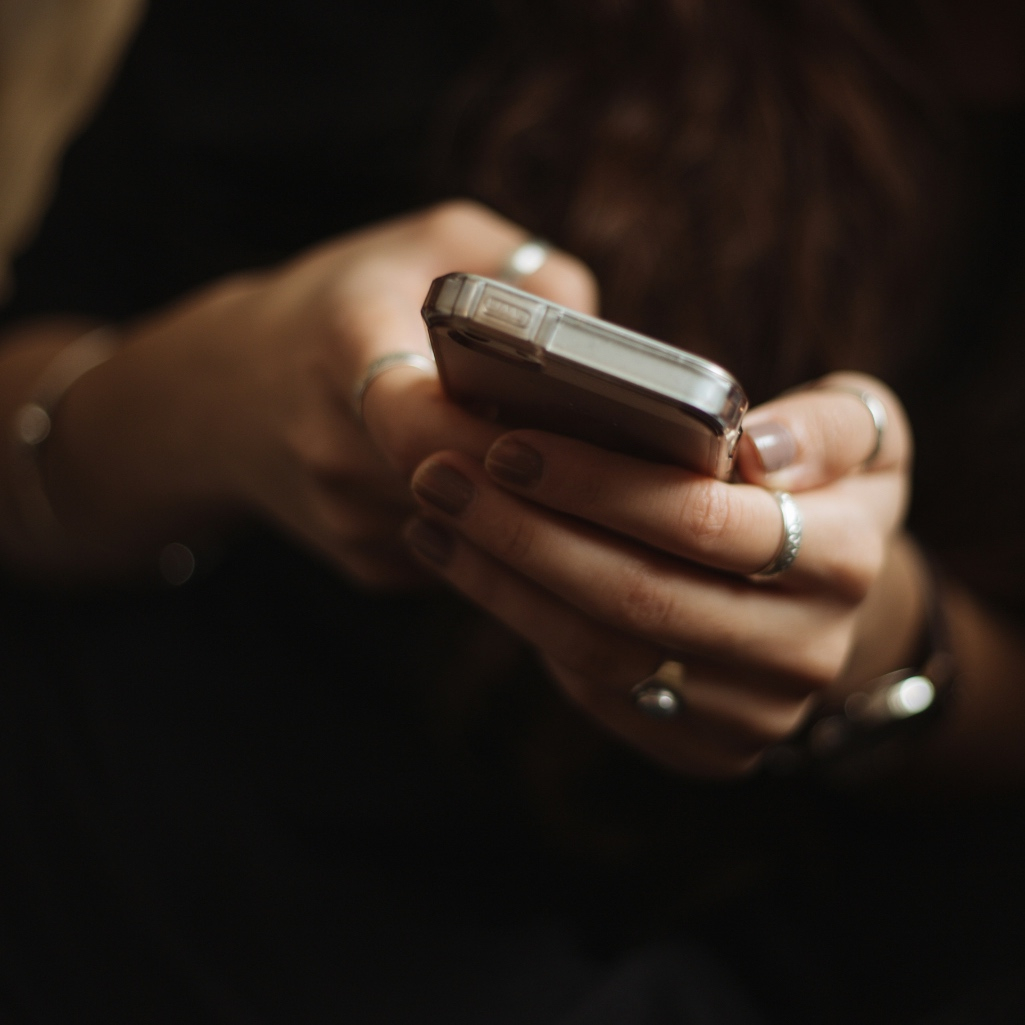 Γιατί αφήνουμε μηνύματα στο read: Η ψυχολογία πίσω από το «δεν απαντάω τώρα