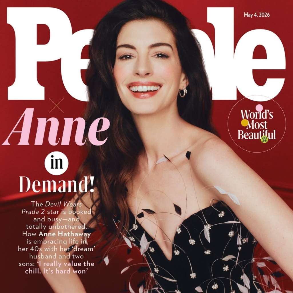 Η Αν Χάθαγουεϊ είναι η ομορφότερη γυναίκα στον κόσμο για το 2026 – και honestly, ποιος διαφωνεί;