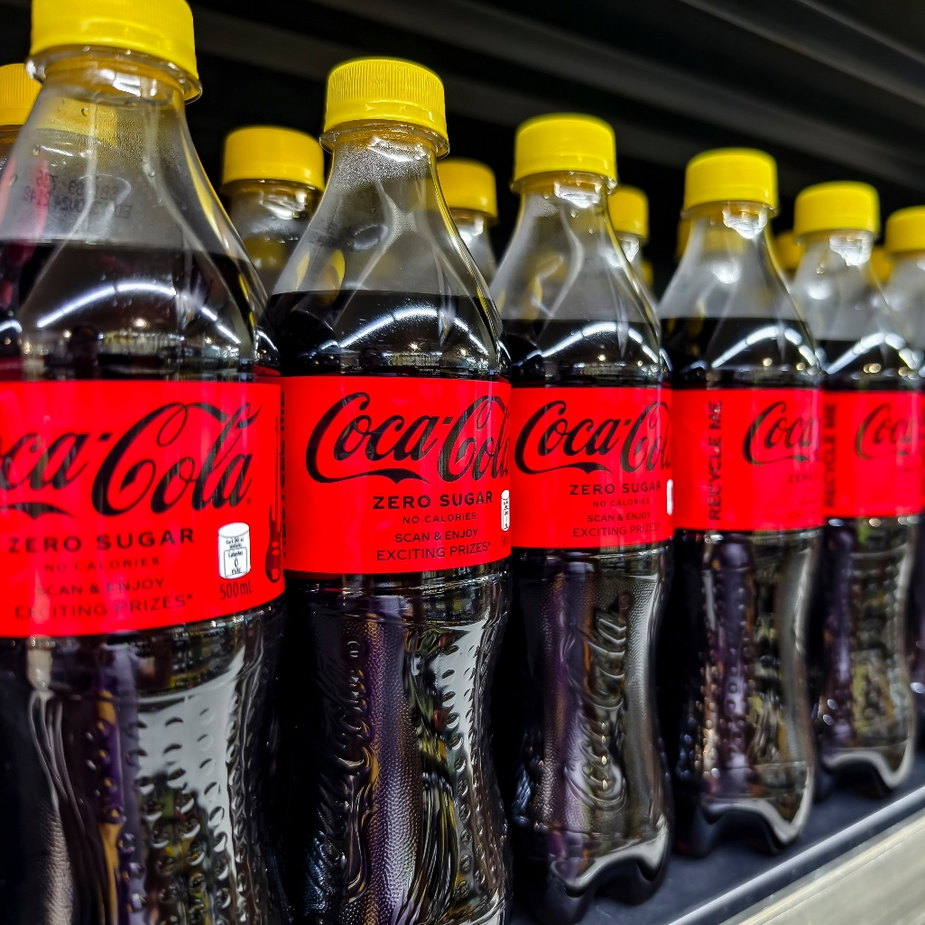 Γιατί εμφανίστηκαν ξανά τα κίτρινα καπάκια στην Coca Cola - Ποιος ο συμβολισμός τους