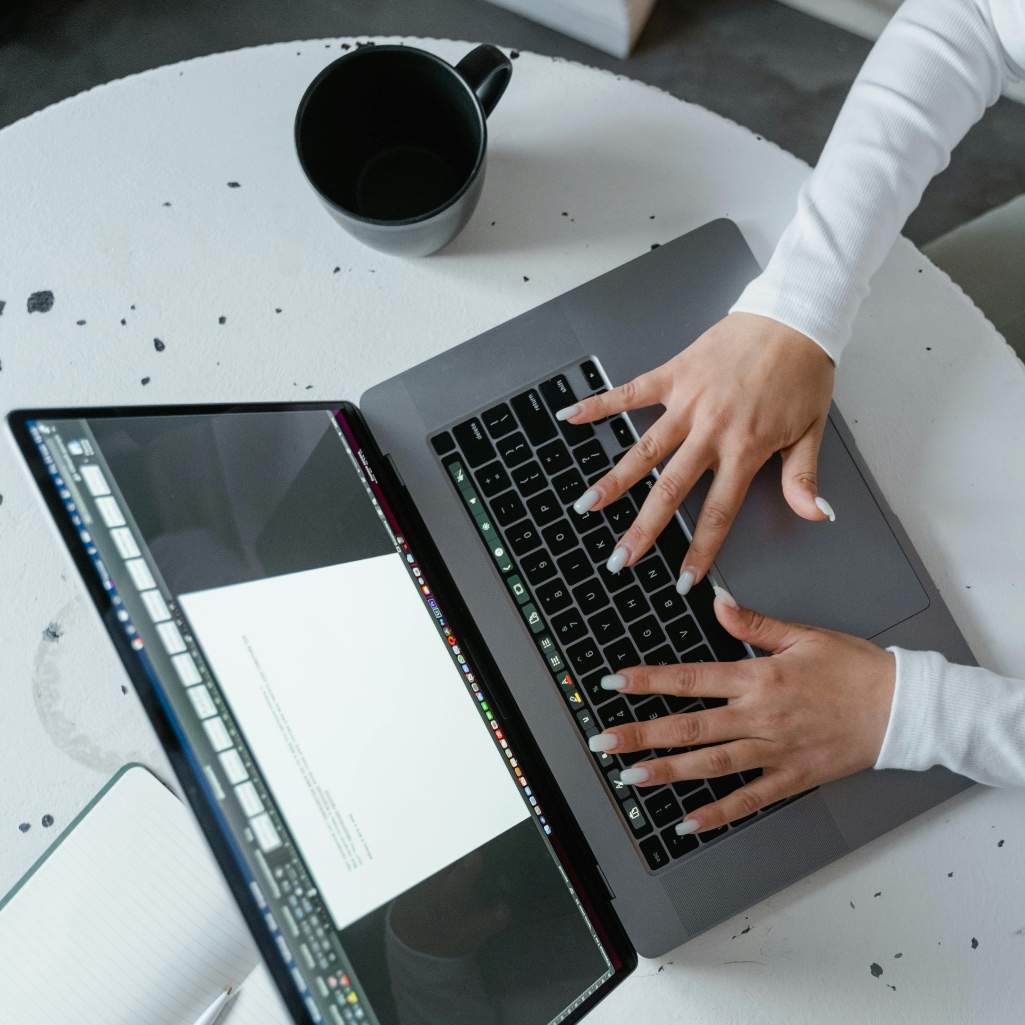 Πώς να κάνεις digital declutter και να πάρεις πίσω τον έλεγχο της καθημερινότητάς σου