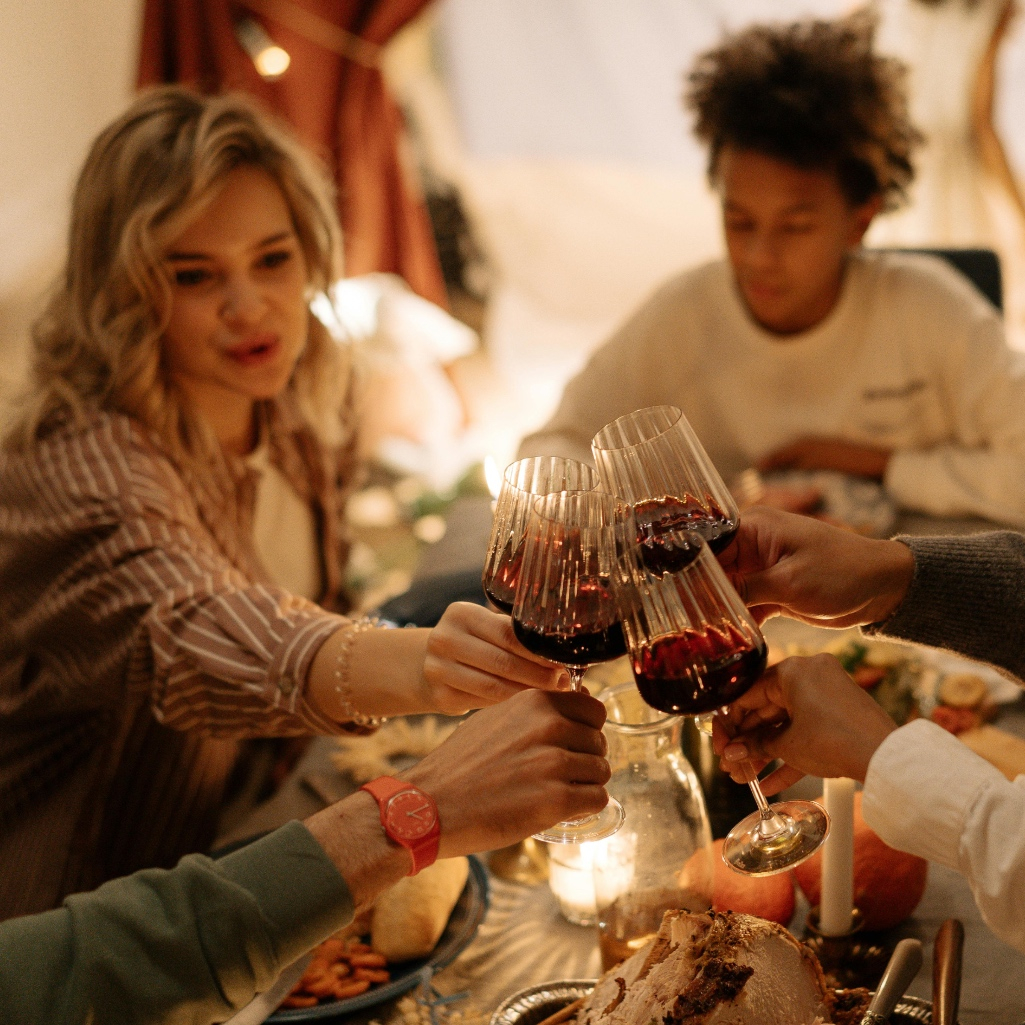 Πώς να οργανώσεις ένα κομψό αλλά καθόλου βαρετό δείπνο