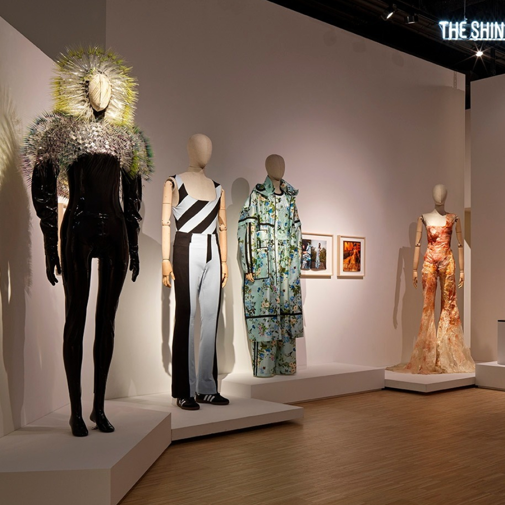 Πώς λειτουργεί η μόδα ως μέσο επικοινωνίας; Η νέα έκθεση που ρίχνει «φως» στους αφανείς ήρωες, τους στιλίστες 