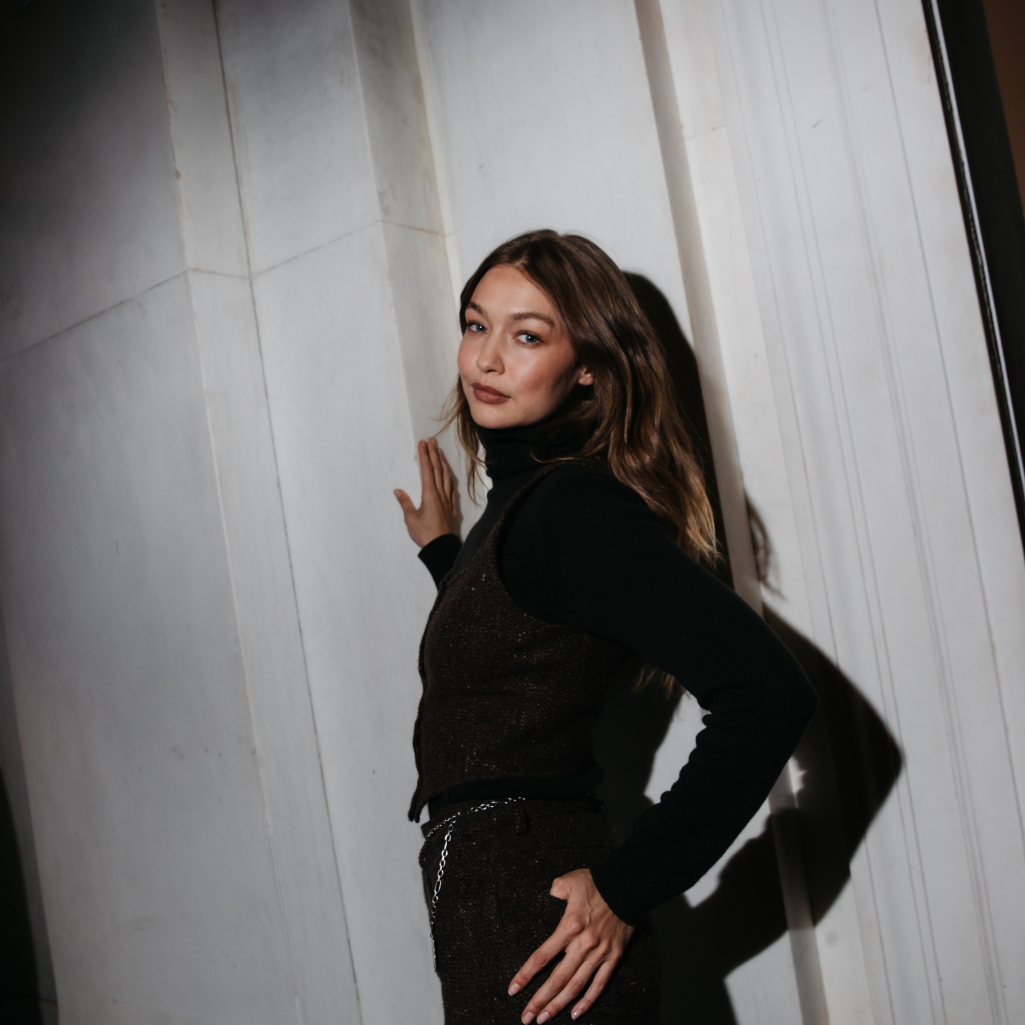 To preppy style στα καλύτερά του: H Τζίτζι Χαντίντ φόρεσε το κομμάτι που θα απογειώσει κάθε ανοιξιάτικο look