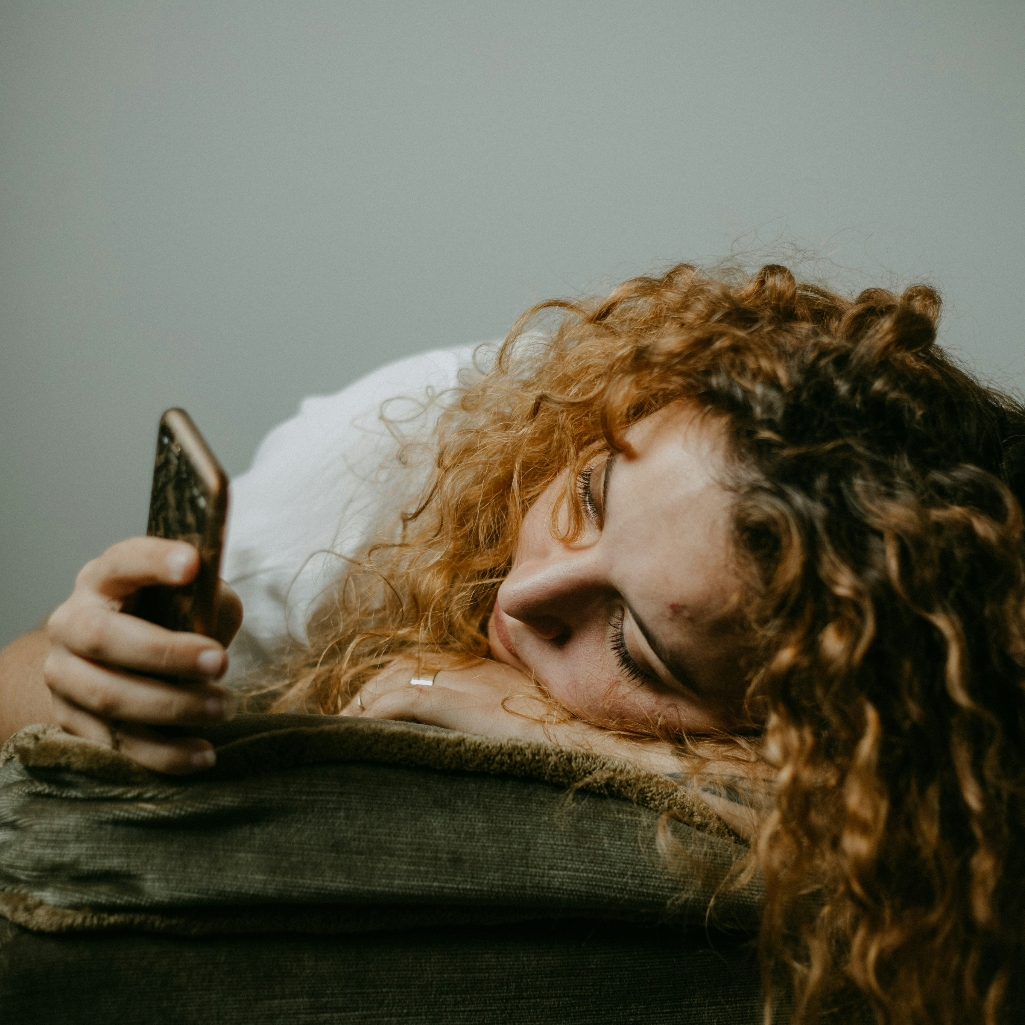 Τι είναι το breadcrumbing στο dating και πώς θα το καταλάβεις